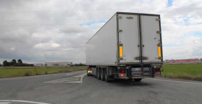 Medio millar de transportistas cántabros pararán su actividad este lunes