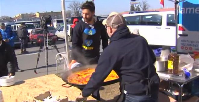 Raciones de paella para los refugiados ucranianos en la frontera polaca