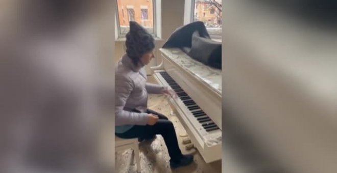 Emotivo vídeo de una ucraniana que se sienta al piano antes de dejar su casa devastada por las bombas