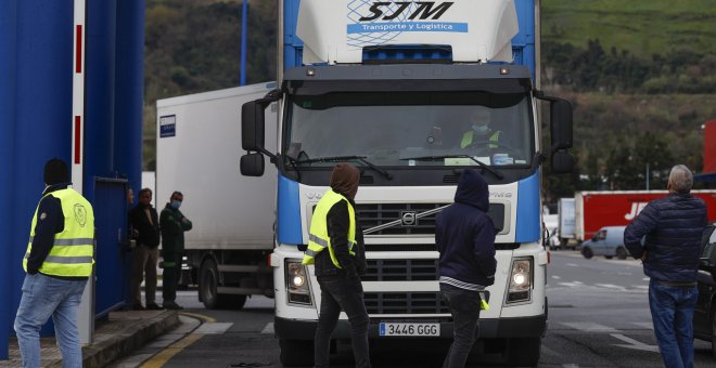 Las claves del paro indefinido (que no huelga) en el transporte de mercancías