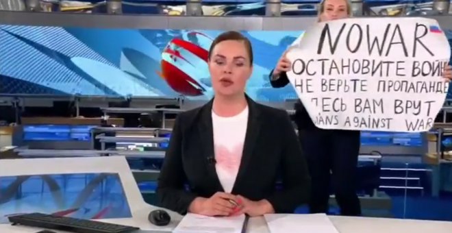 "¡No creáis en la propaganda!": una periodista interrumpe el directo de un informativo de la televisión rusa con un cartel contra la guerra