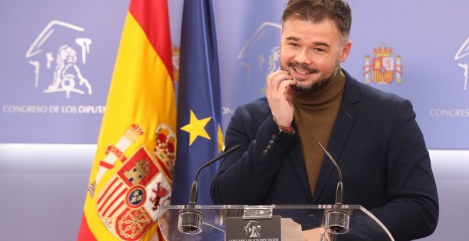 Rufián tensa la relación entre Junts y ERC calificando el entorno de Puigdemont de "señoritos que se creían James Bond"