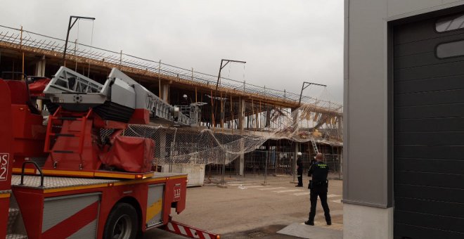 Un herido grave y dos leves al derrumbarse la estructura de las nuevas bodegas de Colindres