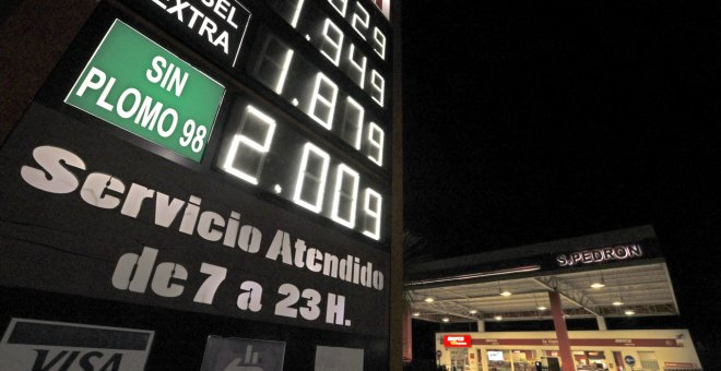 Los precios de la gasolina y el gasóleo baten un nuevo récord pese a la caída del petróleo