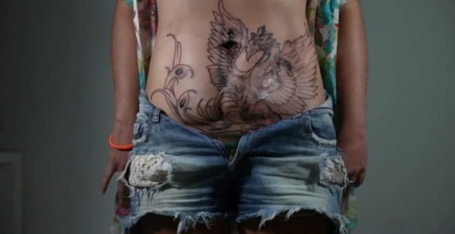 Mujeres brasileñas transforman sus traumas físicos en lienzos corporales de la mano de la tatuadora Karlla Mendes