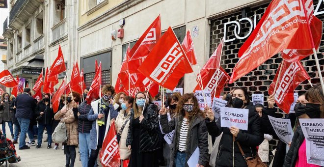 El 85% de la plantilla de Douglas secunda la huelga y se concentra ante las tiendas