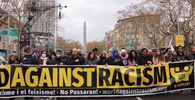 Centenars de persones es manifesten a Barcelona contra el racisme: "Ser immigrant no és un crim"