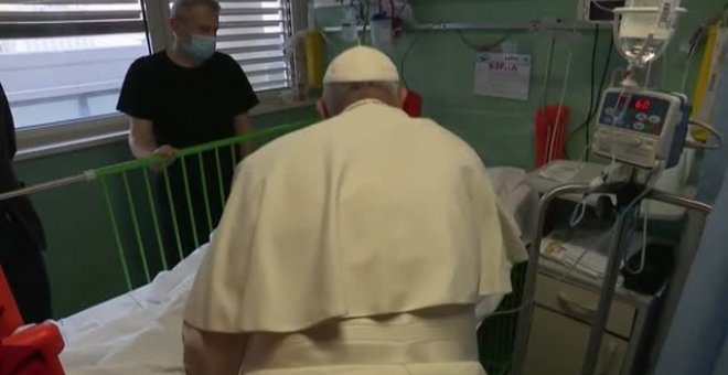 El papa visita a niños ucranianos refugiados ingresados en un hospital de Roma