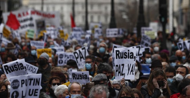 La sociedad civil sale a la calle una vez más en Madrid contra "la guerra de Putin y por la paz en Ucrania"