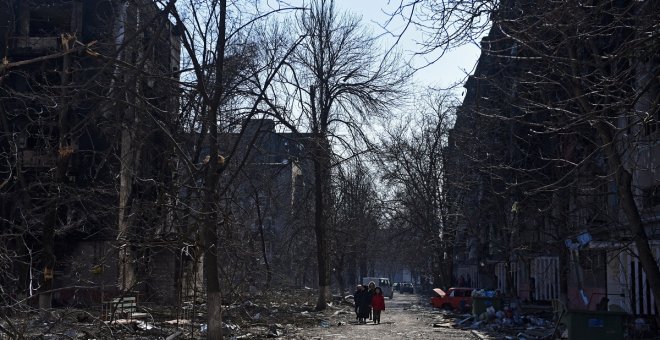 Continúa el asedio de Mariúpol: Ucrania denuncia el bombardeo de una escuela de arte que servía de refugio a 400 civiles