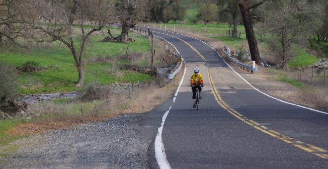 Pérdida de 6 puntos por adelantar de forma indebida a ciclistas