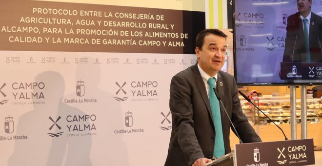 El consejero de Agricultura asegura que el campo de Castilla-La Mancha es "mucho más competitivo y rentable" que en 2015