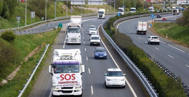 Centenares de camiones colapsan la A-67 entre Santander y Torrelavega