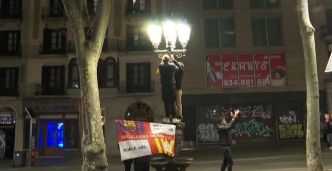 Hinchas del Barça celebran en Canaletas el triunfo en el clásico