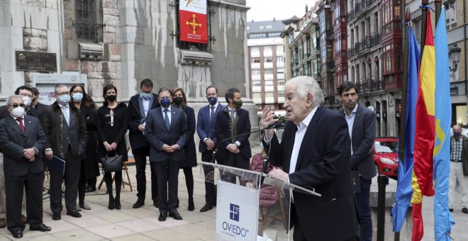 Oviedo rinde homenaje a Antonio Gamoneda en el Día de la Poesía