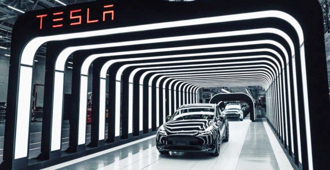 Musk inaugura la fábica de Tesla en Berlín y entrega los 30 primeros coches eléctricos 'made in Germany'