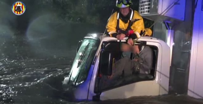 Rescatados in extremis en el interior de un camión anegado por la crecida de una rambla