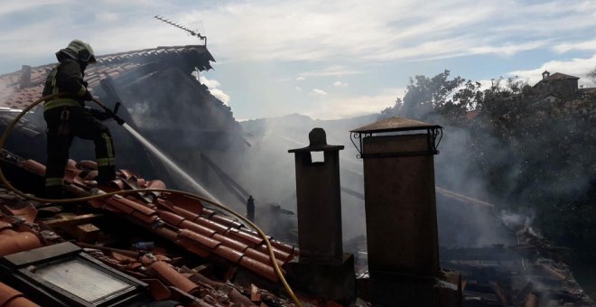 Calcinada la mitad de una casona en Sobremazas