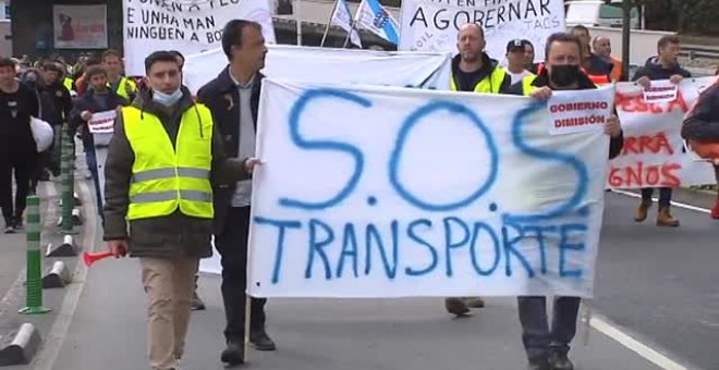 Sindicatos y asociaciones de consumidores se suman a una huelga de transportes que va camino de colapsar el país