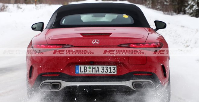 En esta imagen está el detalle que delata a la versión híbrida enchufable del Mercedes-AMG SL