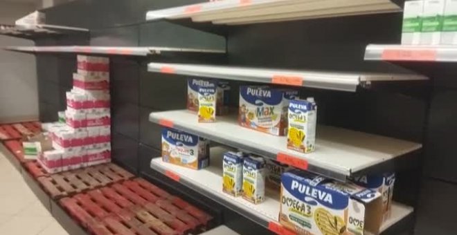 Estanterías de leche vacías ante el miedo al desabastecimiento