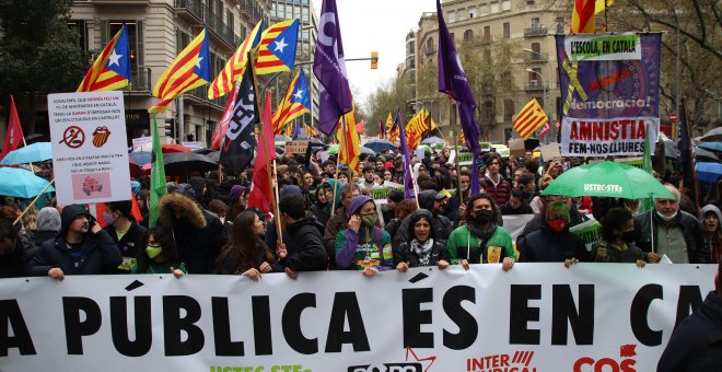 Docents i estudiants omplen els carrers contra el 25% de castellà a l'escola: "Ara ja se supera"