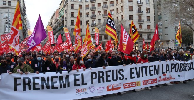 Centenars de persones es mobilitzen a les quatre capitals catalanes per reclamar el control de preus de l'energia
