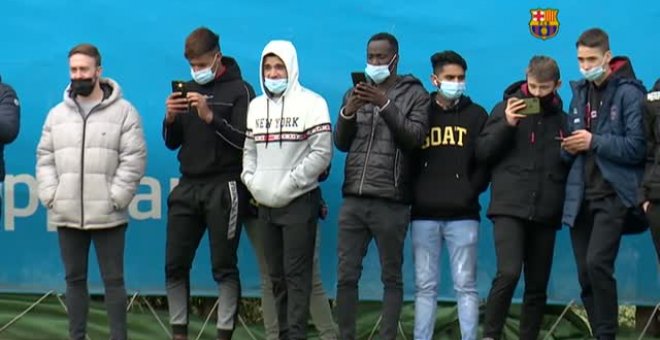 Refugiados ucranianos visitan el entrenamiento del Barça