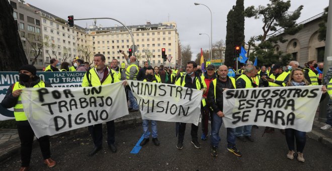 El Govern espanyol tanca un pacte de matinada amb els transportistes per baixar 20 cèntims el litre de combustible
