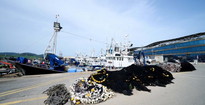 Medio centenar de pescadores en Ayamonte cortan el puente internacional que une España con Portugal