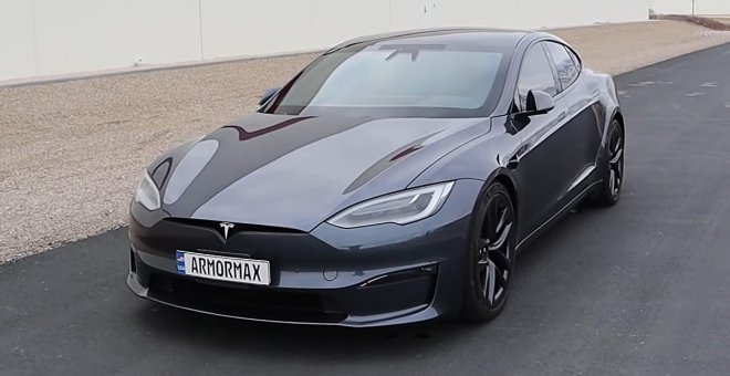 Un Tesla Model S Plaid blindado sigue siendo rapidísimo y este vídeo es la prueba