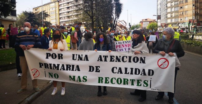 Una concentración recorre Santander en defensa de la sanidad pública