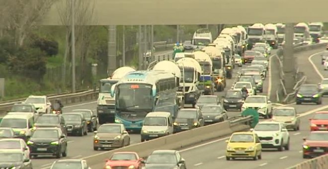 La Plataforma Nacional de transportistas ve insuficientes las medidas del Gobierno y mantiene el paro en la carretera