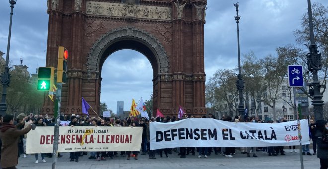 Uns centenars de persones protesten a Barcelona en defensa de la immersió en català a l'escola i contra l'acord dels partits