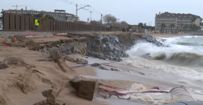 El fuerte oleaje provoca un desprendimiento cerca de las vías de tren en el Maresme