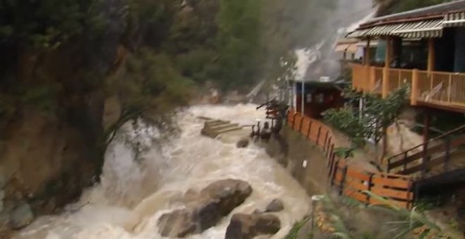 El agua destroza las zonas peatonales en Fuentes del Algar, Alicante