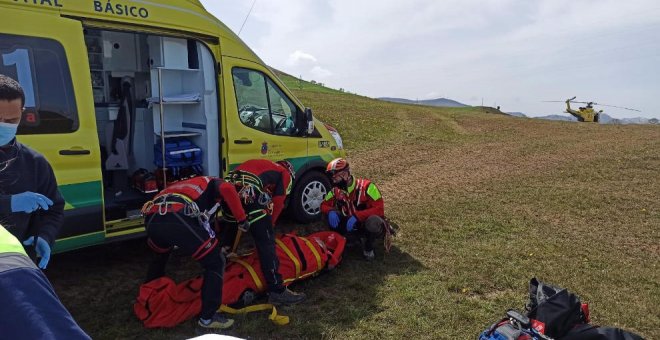 Evacuado en helicóptero un motorista tras una caída en el puerto de Los Tornos