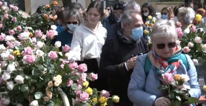 Sevilla da la bienvenida a la primavera con una 'guerrilla' de 20.000 rosas