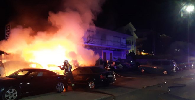 Un incendio en Beranga afecta a siete vehículos y a la cartelería de un taller