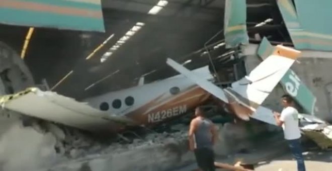 Tres muertos y varios heridos al estrellarse una avioneta contra un supermercado en México