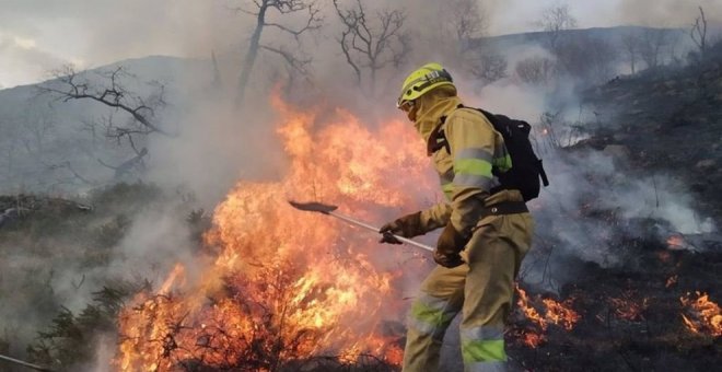 Activos tres incendios forestales en Riotuerto, Lamasón y San Pedro del Romeral