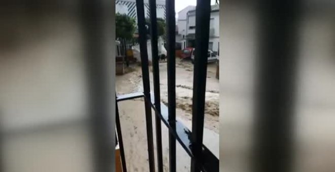 Una tromba de agua obliga a desalojar a varias familias en Setenil de las Bodegas, Cádiz