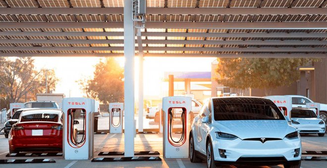 Tesla abre la red de Supercargadores a todos los coches eléctricos de Reino Unido
