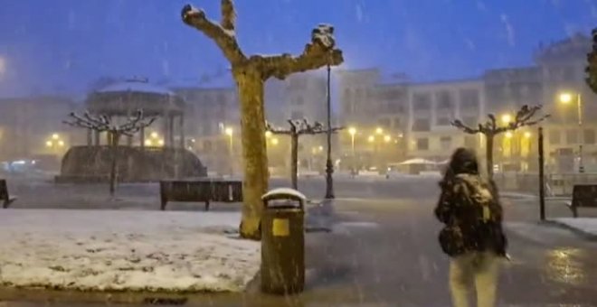 Nieve en Pamplona donde se mantiene el aviso naranja por nevadas