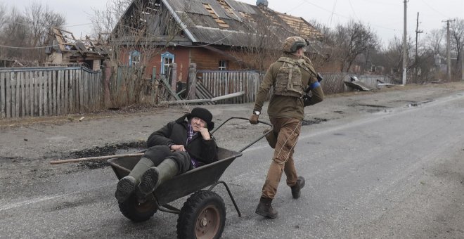 Rusia acusa a Ucrania de perpetrar el primer ataque en su suelo, a un depósito de petróleo