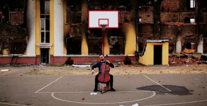 El violonchelista Denys Karachevtsev regala un momento de calma a los vecinos de Járkov