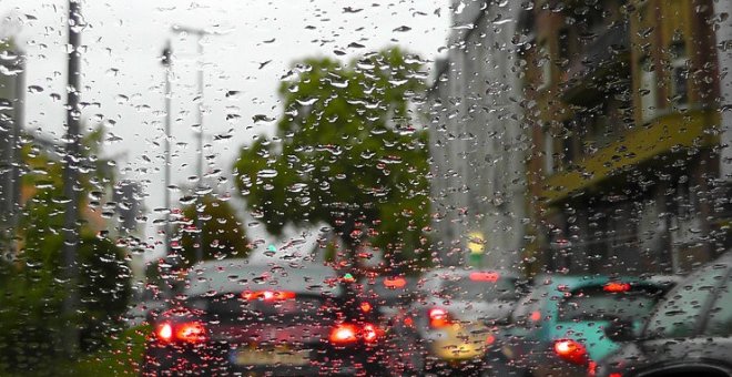 Cómo conducir con seguridad bajo el temporal de lluvia