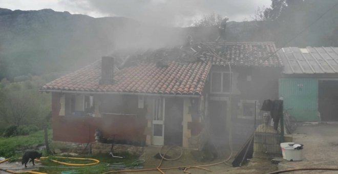 Un incendio en una vivienda de San Felices de Buelna causa importantes daños materiales