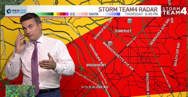 Un presentador del tiempo llama en directo a sus hijos para advertirles de un tornado