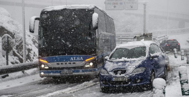 Un autobús escolar y una ambulancia quedan atrapados en la carretera durante casi dos horas por la nieve en Ciudad Real